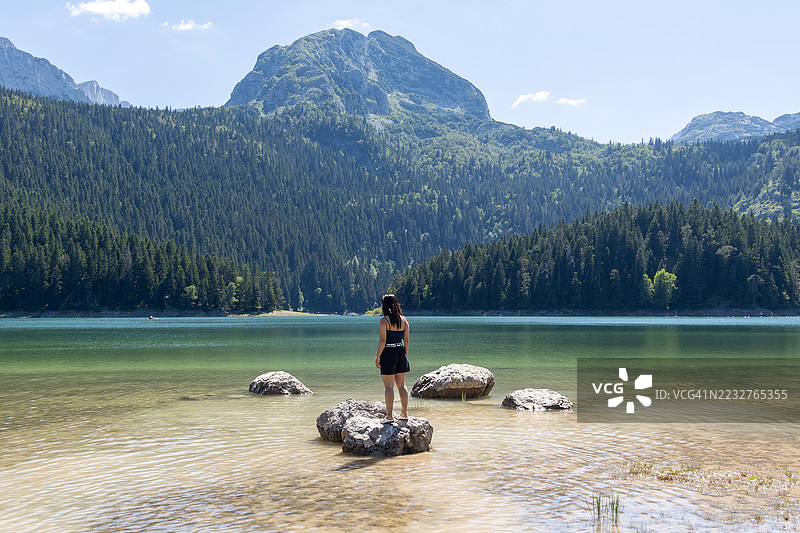 黑湖，扎布利亚克市，杜米托尔国家公园，黑山，欧洲，一位年轻的游客图片素材