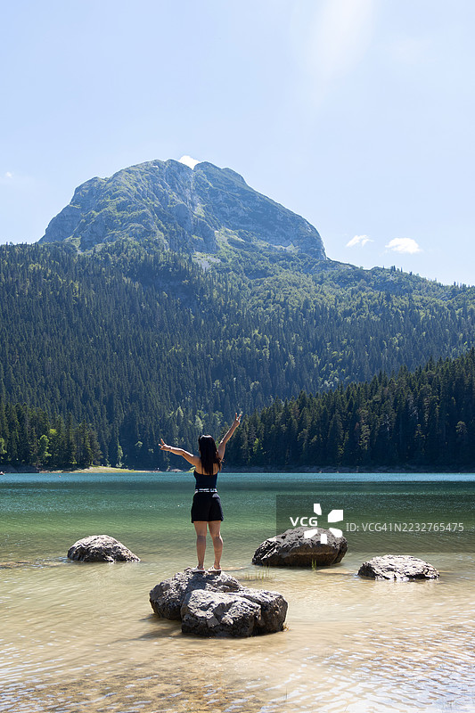 黑湖，扎布利亚克市，杜米托尔国家公园，黑山，欧洲的年轻游客图片素材