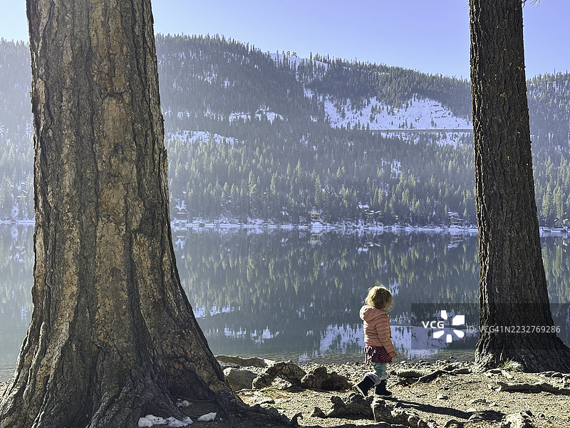年幼的孩子在太浩湖的大湖边玩耍图片素材