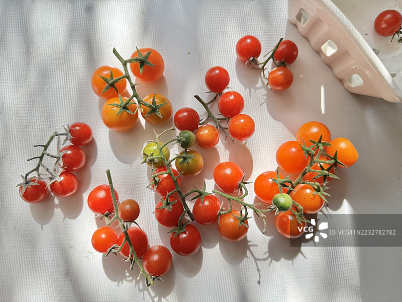 厨房台面上的成熟樱桃番茄图片素材