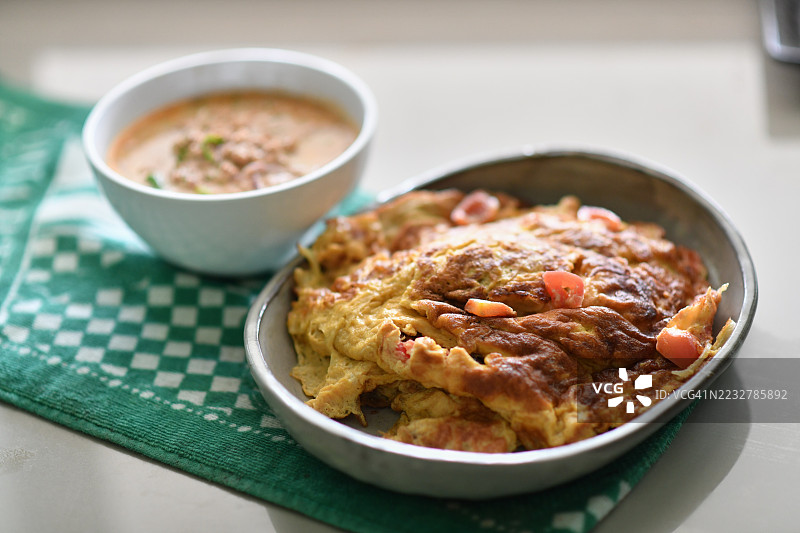 泰式番茄煎蛋在金属盘上图片素材