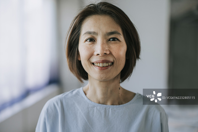 室内微笑的日本老年女性肖像图片素材