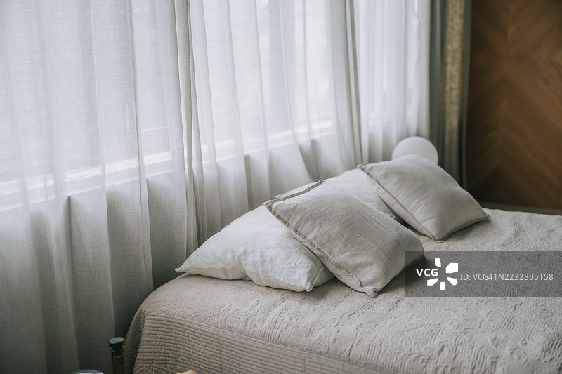 简约风格的卧室室内，柔和的自然光照射图片素材