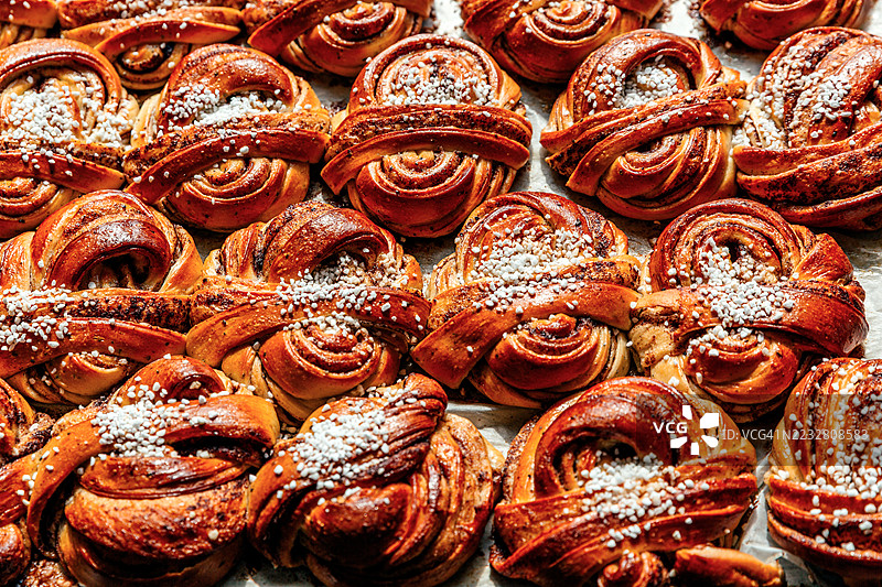 新鲜出炉的传统瑞典肉桂卷（Kanelbullar）在面包店里。图片素材