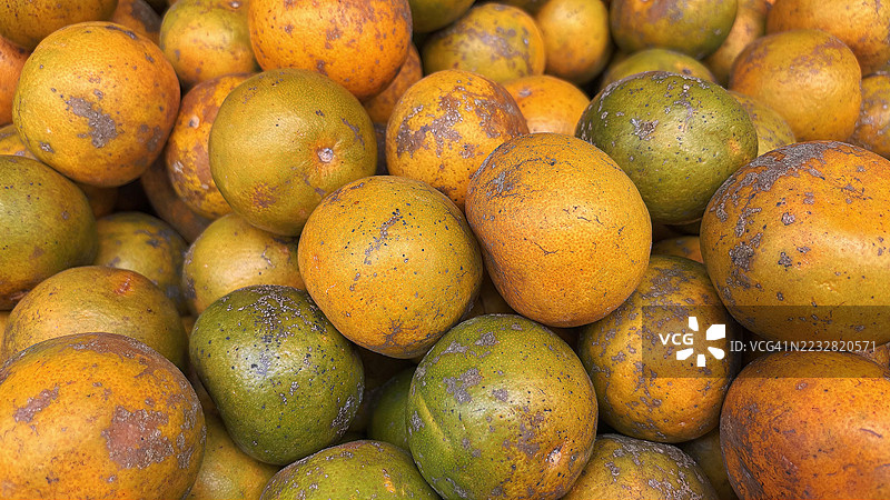 有瑕疵的橙色水果，象征着有机农业和真实感图片素材