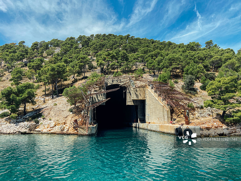 克罗地亚，伪装成山坡的废弃海军地下潜艇掩体。图片素材