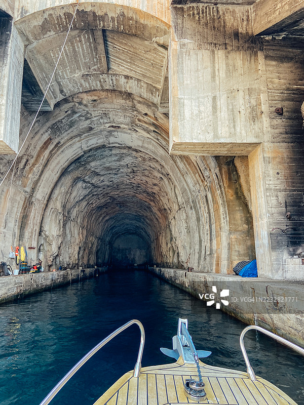 克罗地亚，隐藏在山坡上伪装的废弃海军潜艇船坞地下掩体内部。图片素材