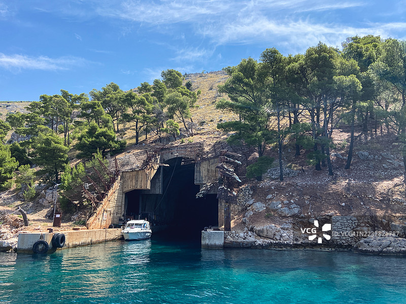克罗地亚，伪装成山坡的废弃海军潜艇掩体地下船坞。图片素材