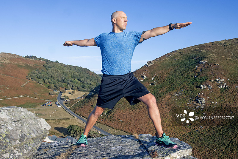 一名男子在埃克斯穆尔进行瑜伽练习图片素材