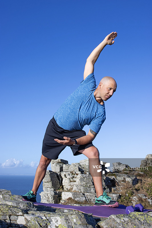 一名男子在‘埃克斯穆尔’进行侧伸展运动图片素材