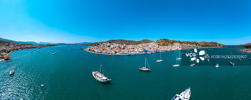 希腊伯罗奔尼撒半岛阿尔戈萨罗尼科斯地区的波罗斯岛和加拉塔斯港的航拍全景照片图片素材