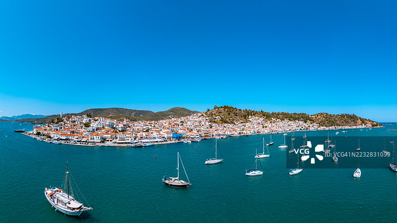 希腊伯罗奔尼撒半岛阿尔戈萨罗尼科斯地区的波罗斯岛和加拉塔斯港的航拍全景照片图片素材