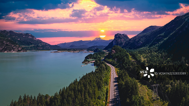 不列颠哥伦比亚省斯阔米什附近的豪湾风景山路旅行，日落时分图片素材