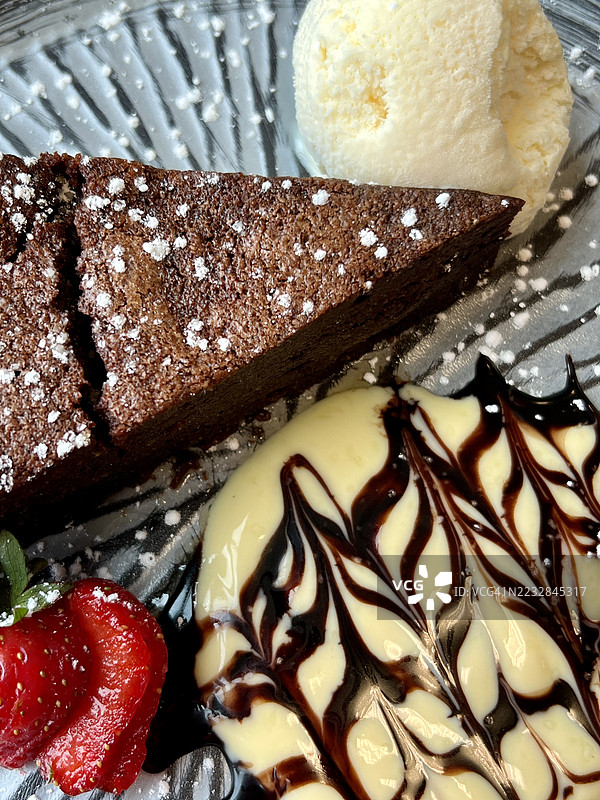 卡布里蛋糕配冰淇淋/奶油图片素材