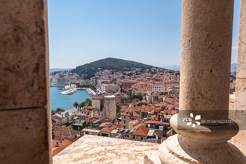 从圣多米努斯大教堂钟楼俯瞰的斯普利特老城和港口，夏日的景象。图片素材