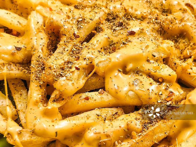 满载奶酪和香草的薯条图片素材