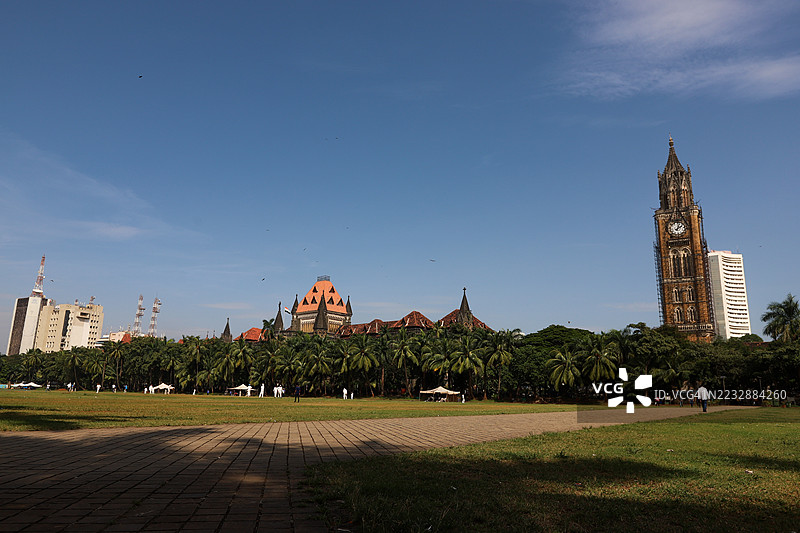 孟买高等法院、钟楼和田野图片素材