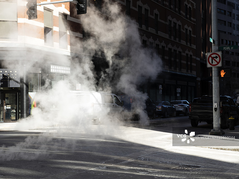 波士顿市中心冬日阳光下街道上的蒸汽加热图片素材