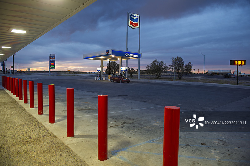 夜晚的福特斯托克顿加油站图片素材