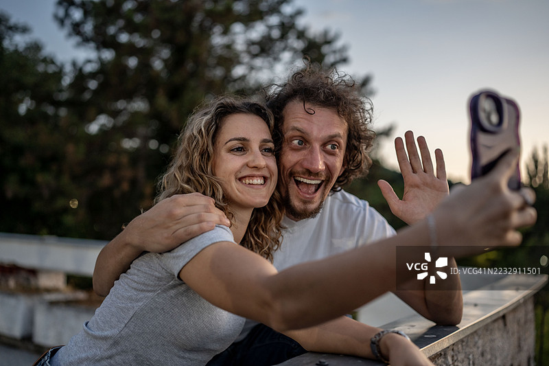 快乐的朋友们在美丽的日落时分户外自拍图片素材