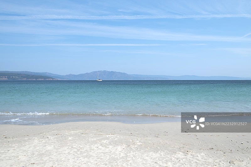 芬斯特雷的朗戈斯特拉海滩，碧蓝的海水和远处的山脉图片素材
