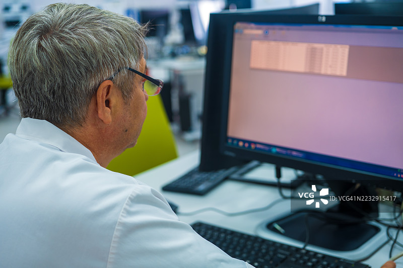 专注的研究人员在屏幕上审查实验室数据图片素材