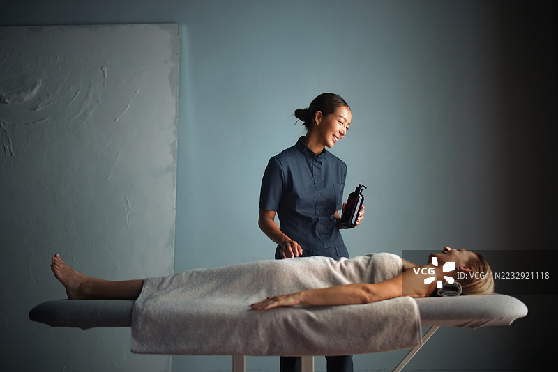 宁静的水疗按摩疗法，治疗师关心放松的病人图片素材