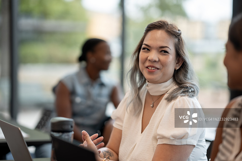 商业同事在协作会议中进行友好的讨论图片素材