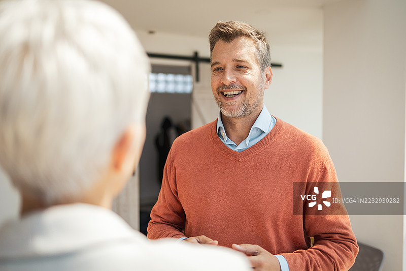 微笑的男人在室内白天交谈图片素材
