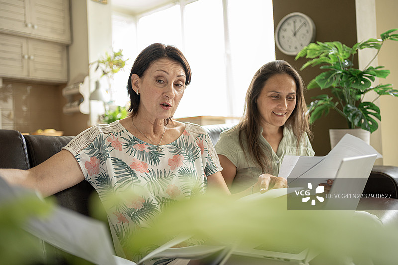 开放日。房地产经纪人为房屋出售做准备图片素材