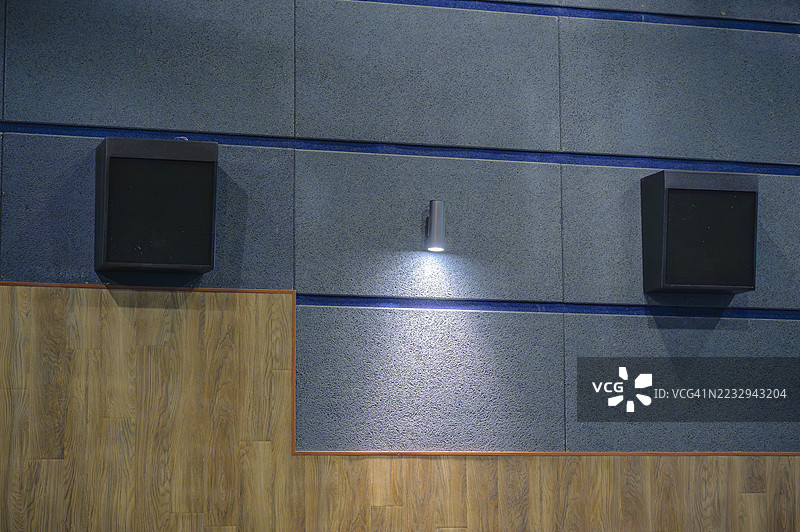 带扬声器的隔音墙板和照亮录音室的灯光图片素材