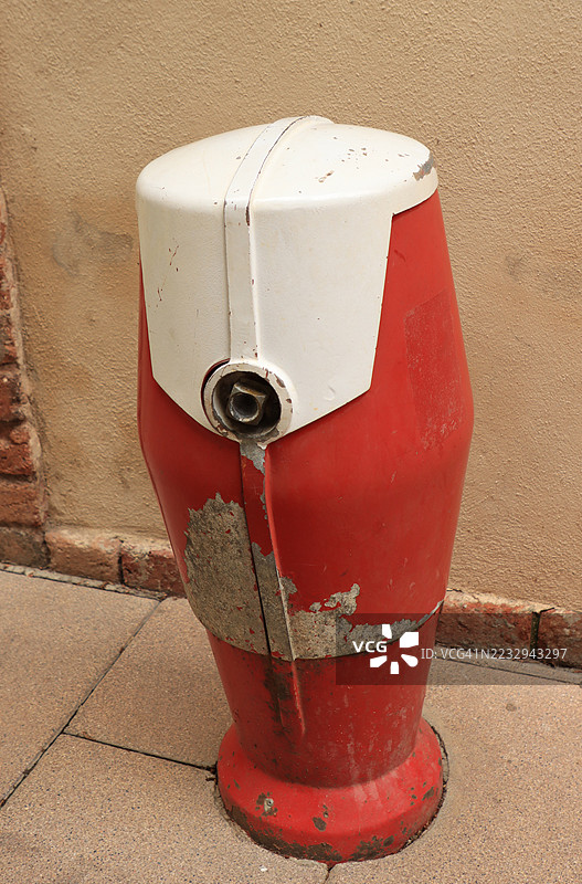 一座古老风格的风化红白色消防栓图片素材