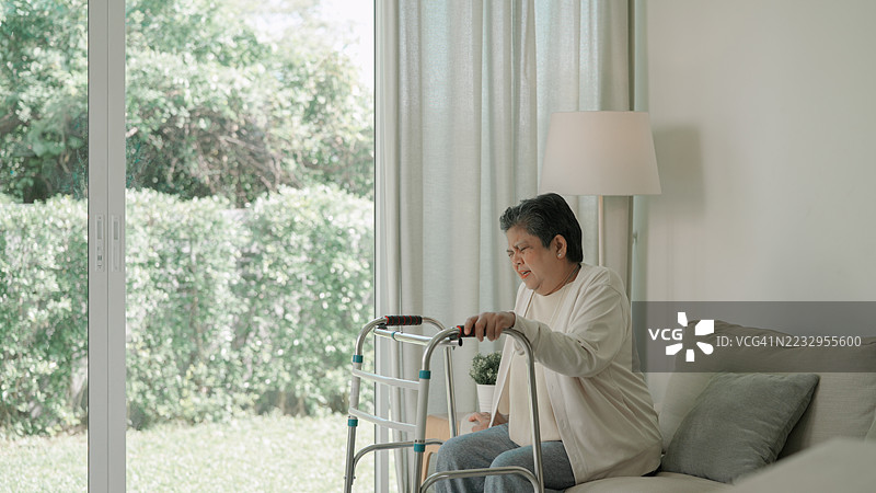 年长女性在家中使用助行器图片素材