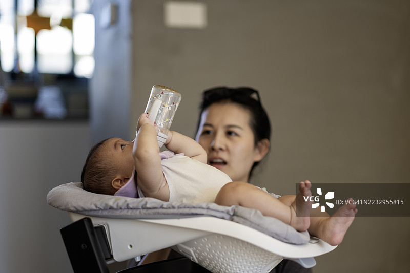 新生儿喂养，瓶喂图片素材