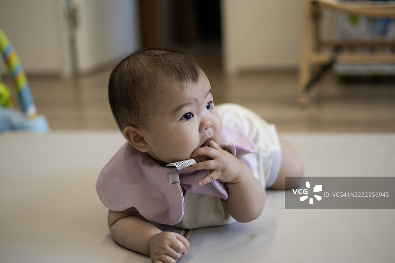 6个月大的宝宝在练习爬行图片素材