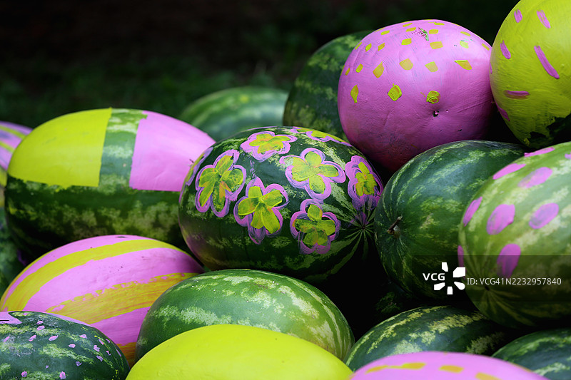 当地农贸市场的粉色涂鸦西瓜特写镜头图片素材