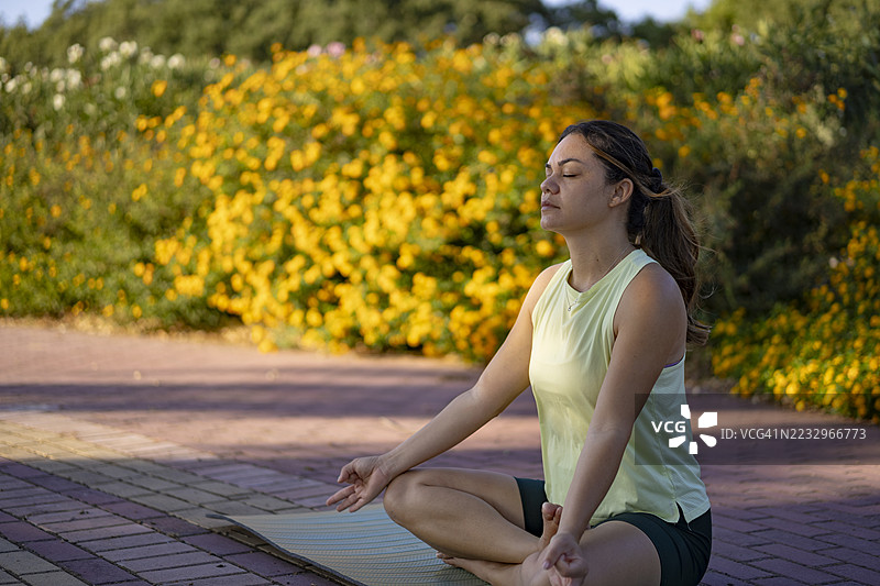公园里的禅意女子图片素材
