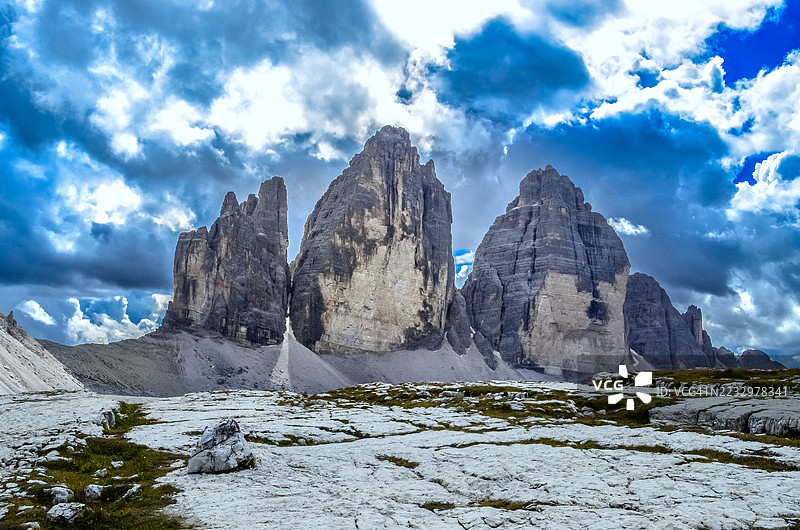意大利南蒂罗尔塞克斯滕多洛米蒂的“特雷奇梅迪拉瓦雷多”（“三峰”）的风景特写视图图片素材