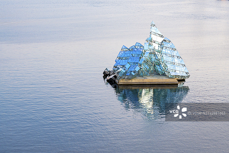 挪威奥斯陆峡湾，莫妮卡·博纳奇尼（Monica Bonvicini）的雕塑《她撒谎》（She Lies）。图片素材