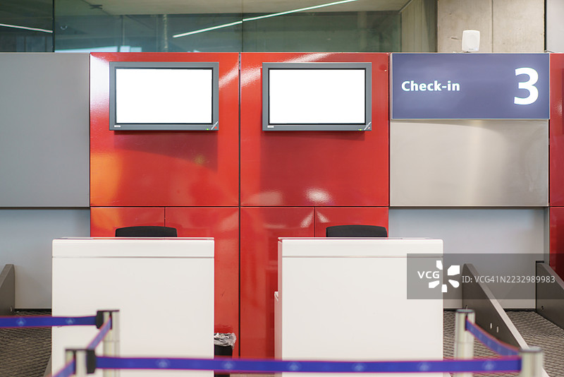 现代机场值机柜台，配有空白显示屏图片素材