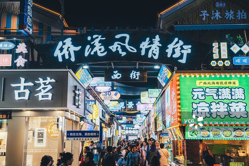 中国广西北海涠洲岛桥港风情街的热闹夜市场景图片素材