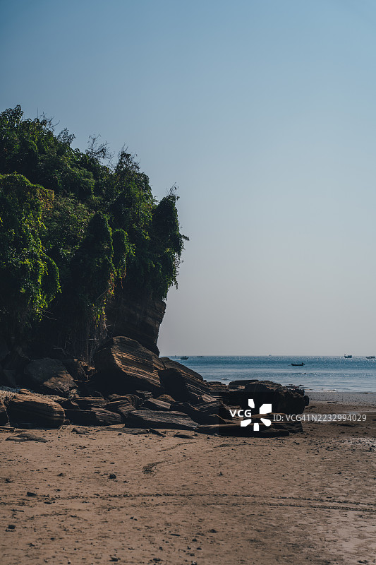 广西北海涠洲岛的岩石海滩风景图片素材