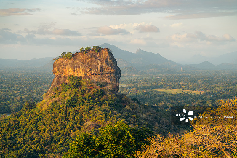 锡吉里耶岩石堡垒，斯里兰卡一个受欢迎的旅游目的地。图片素材