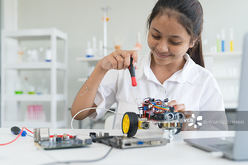 小女孩正在设计机器人图片素材
