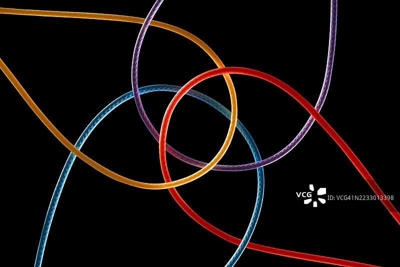 四根绳子在黑色背景上交叉并汇聚在一起图片素材