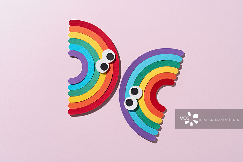 对峙的彩虹，带有互相对视的眼睛，纸艺作品图片素材