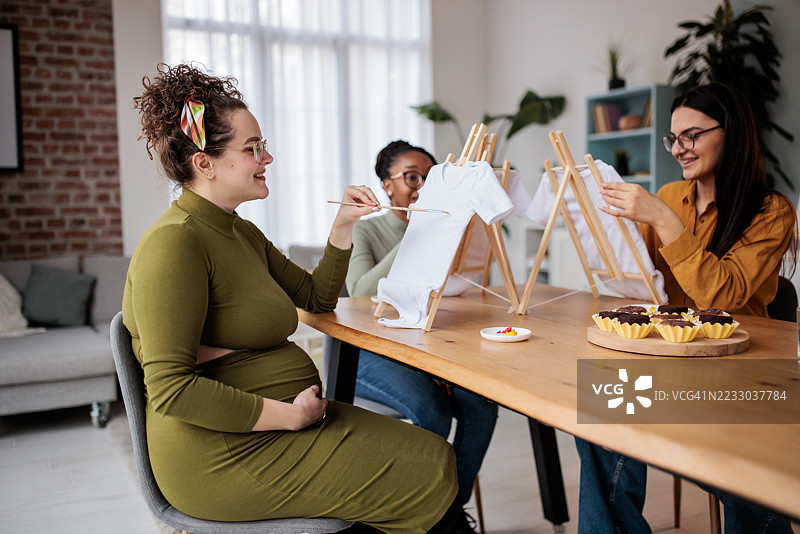 朋友和准妈妈定制婴儿连体衣图片素材