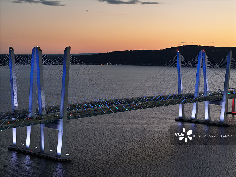 马里奥·M·库莫大桥在黄昏时分的塔楼图片素材