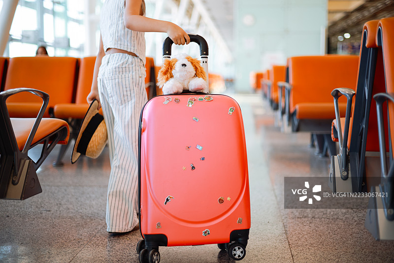 小女孩带着行李箱旅行图片素材