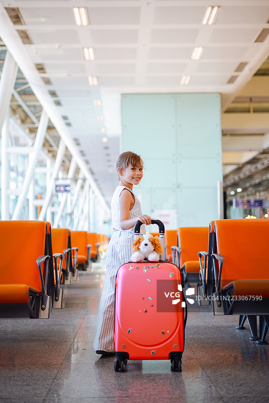 小女孩带着行李箱旅行图片素材